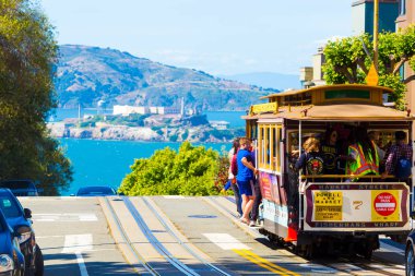 Teleferik turist Alcatraz telefoto sıkıştırılmış
