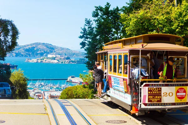 Sf seilbahn hyde st crest hill view alcatraz h — Stockfoto