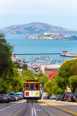 SF kablo araba geliyor yokuş yukarı Alcatraz melek Adası