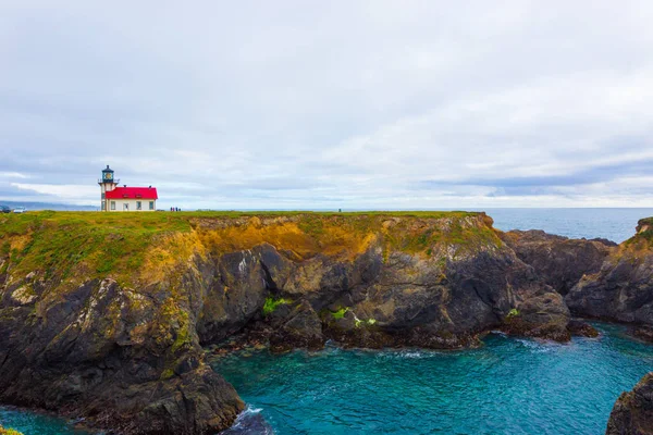 Точка Cabrillo світло станції Mendocino скелястого обриву — стокове фото