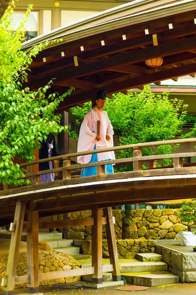 Shinto Priest Kannushi Robe Walking Ponte de madeira — Fotografia de Stock