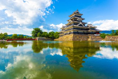 Matsumoto Kalesi tutmak gökyüzü yansıma hendek su H