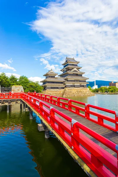 Matsumoto Castle červený most příkop popředí V — Stock fotografie