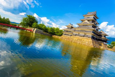 Matsumoto Kalesi Köprüsü Moat su açılı gün