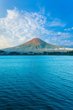 Kawaguchi Lake Fuji Dağı'nın görünümü mavi gökyüzü sabah V
