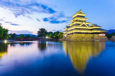 Matsumoto Kalesi mavi saat gece H ışıklı