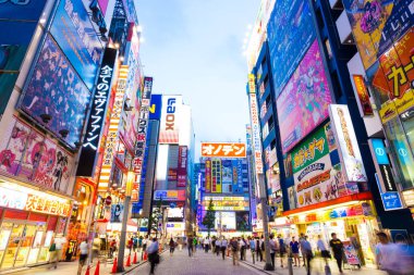 Tokyo Akihabara Dusk ışıklar yapı işaret H