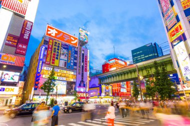 Tokyo Akihabara Main Street tren Köprüsü telaşlı