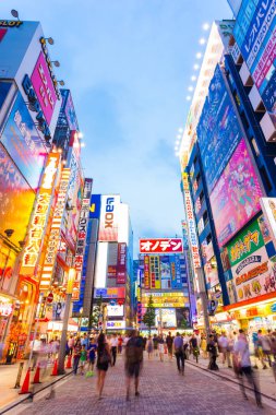 Tokyo Akihabara gece parlak Billboard işaretler V
