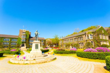 Yonsei Üniversitesi dört heykel Ivy binalar H