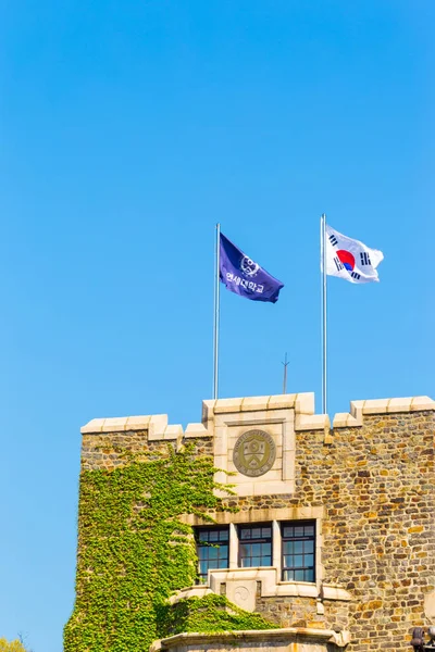 Yonsei Universität koreanische Flaggen Efeu Gebäude top v — Stockfoto