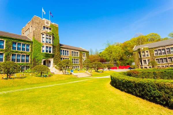 Yonsei Üniversitesi ana bina Ivy çim H