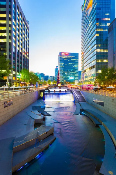 Cheonggyecheon River Dusk Downtown Seul — Fotografia de Stock