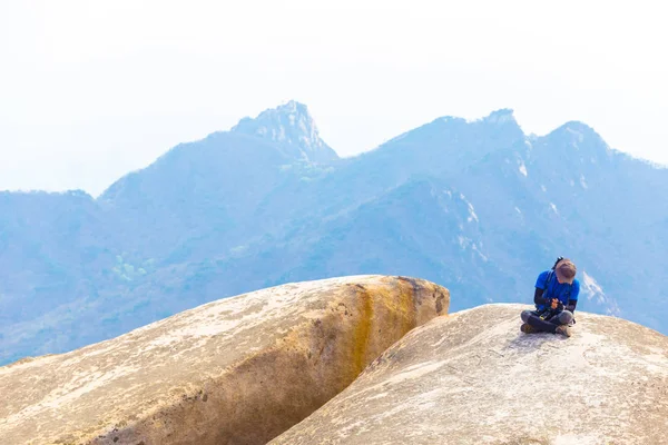 Bukhansan Mountain Baegundae Man Sitting Peak View — Stock Photo, Image