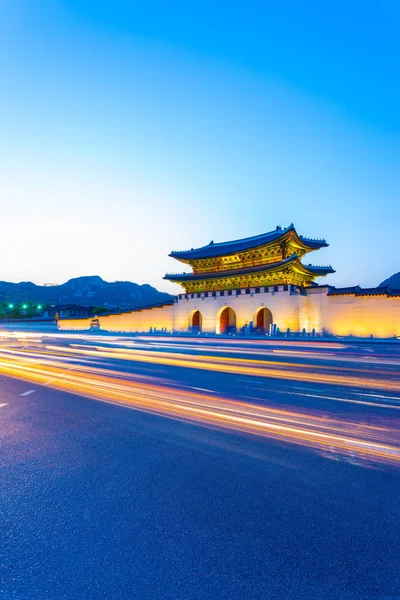 Gyeongbokgung porte crépuscule rayant les lumières de voiture V — Photo