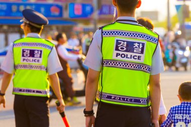 Seul polis sırt sokak gösteri yelek