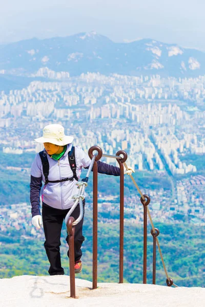 Bukhansan Mountain Trekker Female Seoul Cityscape — Stock Photo, Image