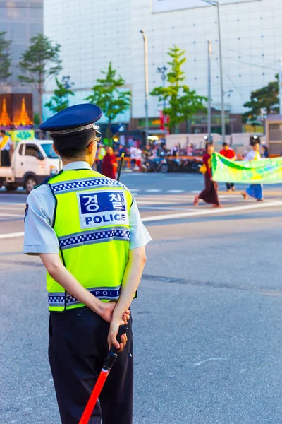 Κορέας αστυνομικός αστυνομίας πίσω κατευθύνοντας κυκλοφορίας — Φωτογραφία Αρχείου