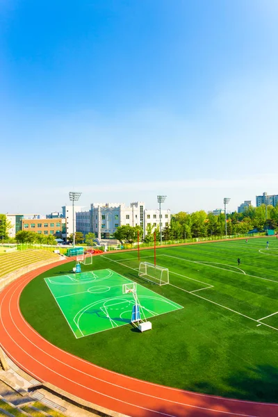 Kore Üniversitesi yapay çim atletik alan V — Stok fotoğraf