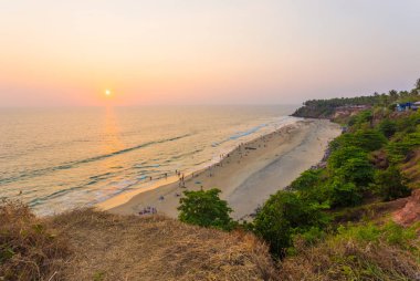 Varkala Beach kayalıklarla Okyanusu günbatımı ufuk H