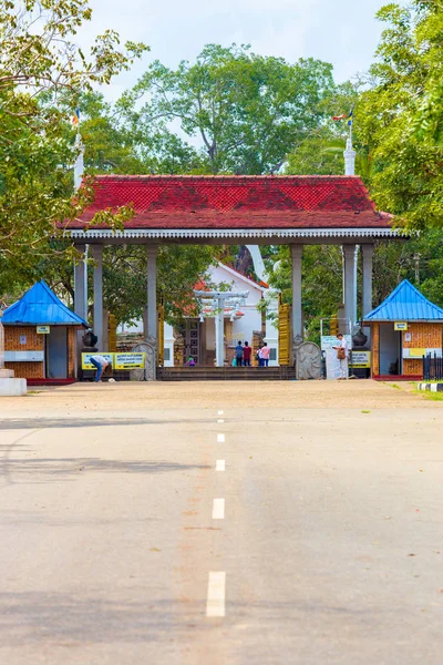 アヌラーダプラ Sri Maha Bodhi でストリートの入口ゲート V — ストック写真