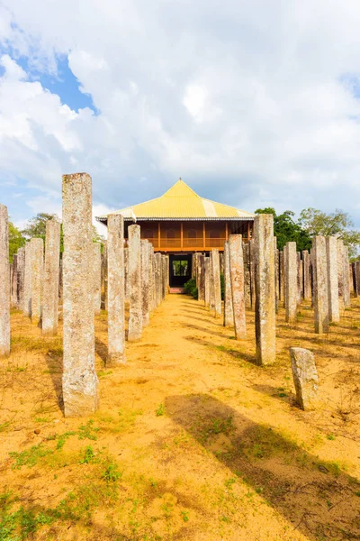 Piliers en pierre Anuradhapura Brazen Palace avant V — Photo