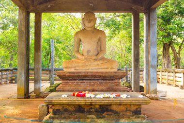 Anuradhapura Samadhi Buda heykeli sunak yakın