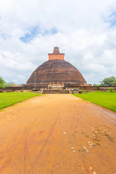 Camino de tierra Jetavanaramaya Dagoba de Anuradhapura V —  Fotos de Stock