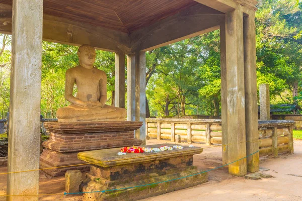 Anuradhapura Samadhi Boeddha standbeeld altaar schuin — Stockfoto