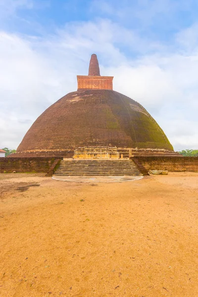 Ανουραντχαπούρα: Abhayagiri Stupa βήματα βρωμιά τομέα V — Φωτογραφία Αρχείου