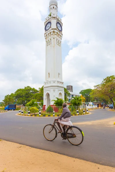 Jaffna hodinová věž cyklista osoba kruhový objezd — Stock fotografie