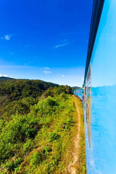 Sri Lanka Hill Country turistik tren görünümü dışında — Stok fotoğraf