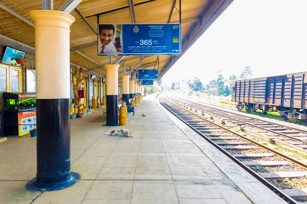 Diyathalawa tren istasyonu platformu boş H — Stok fotoğraf