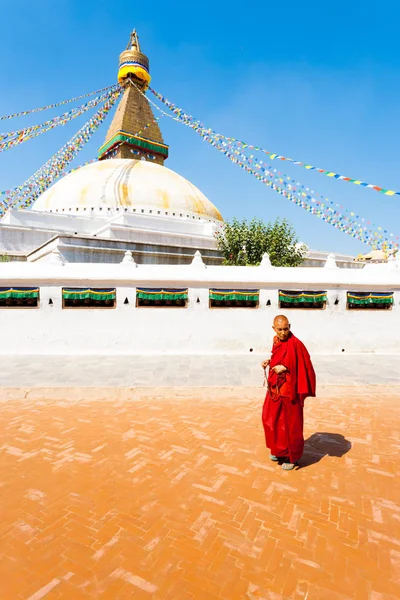 Boudhanath Stupa buddhistisk munk pärlor promenader — Stockfoto
