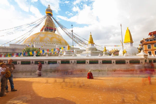 Boudhanath Stupa lång exponering fortfarande tiggare — Stockfoto