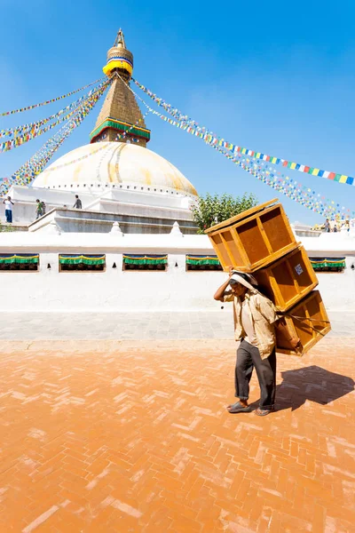 Boudhanath Stupa nepálský Porter přenášení krabic — Stock fotografie