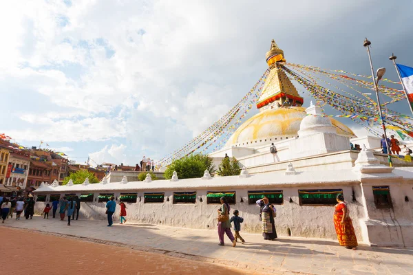 Boudhanath Stupa bouřlivé mraky lidí, kteří jdou H — Stock fotografie