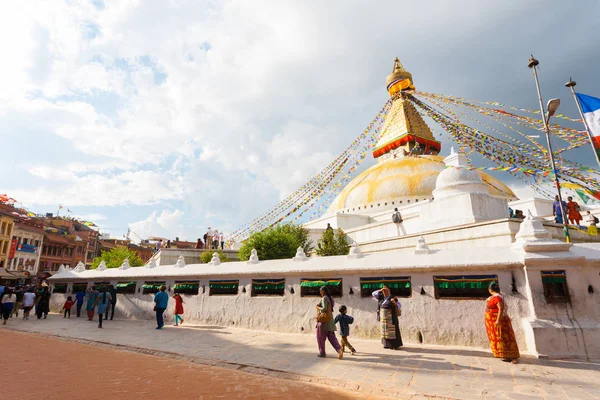 Stupy Boudhanath burzliwy chmury ludzi chodzących H — Zdjęcie stockowe