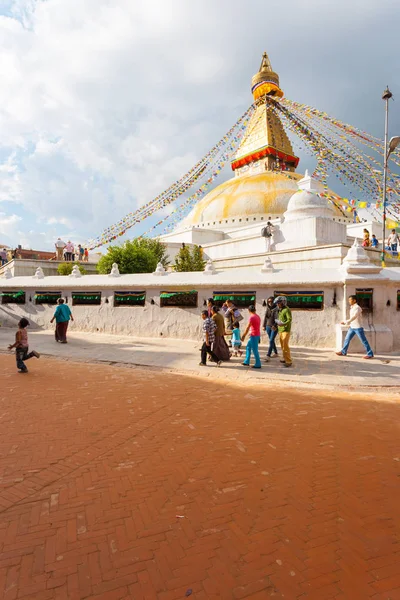 Boudhanath Stupa bouřlivé mraky lidí, kteří jdou V — Stock fotografie