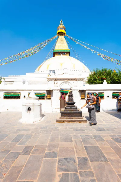 Boudhanath Stupa ropa tibetana mujer dando regalo — Foto de Stock