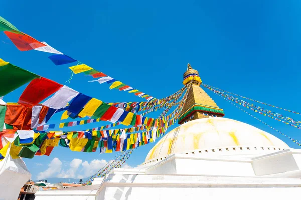 Bouddhanath Stupa tweede niveau Gebedsvlaggen H — Stockfoto