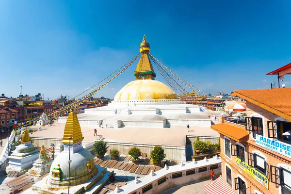 Boudhanath Stupa çevreleyen otel dükkanları — Stok fotoğraf
