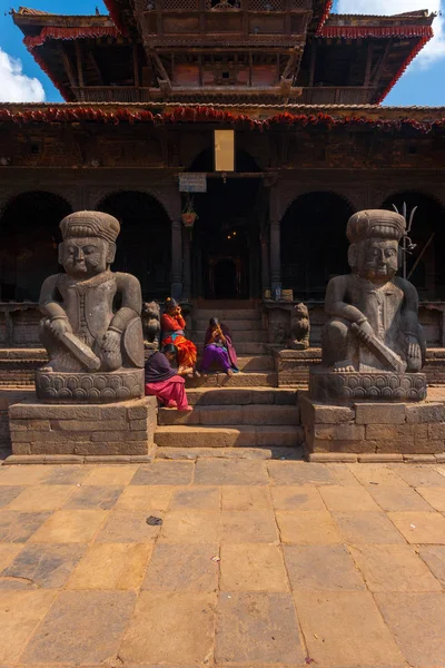 Bhaktapur Mónika templom szobrai bejárat — Stock Fotó