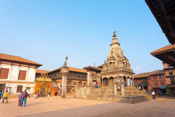 Bhaktapur Durbar Square Świątynny Pałac turystów — Zdjęcie stockowe