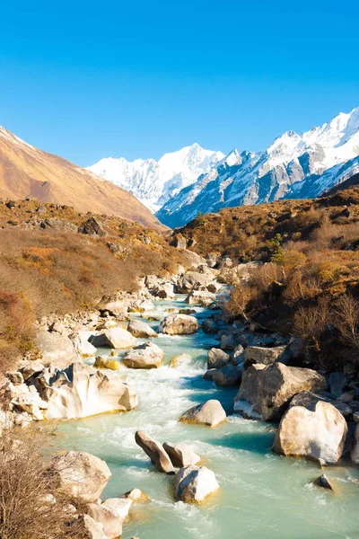 ランタン Gangchenpo 山のピークの川の風景 — ストック写真