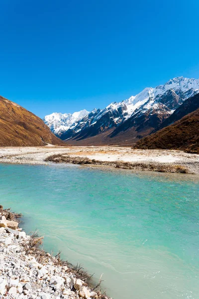 Langtang Gangchenpo csúcs himalájai hegyek folyó — Stock Fotó