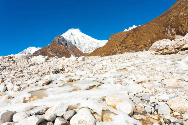 Himalaya Langtang Lirung szczyt lodowatej rzeki H — Zdjęcie stockowe