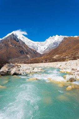 Akan nehir V Langtang Lirung en yüksek Himalayalar