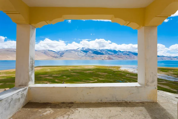 Ladakh Tso Moriri balkonem jeziora widokowego oprawione — Zdjęcie stockowe