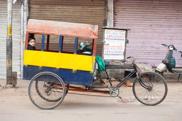 Szkoła jazdy dziecko Indian cyklu Rickshaw — Zdjęcie stockowe